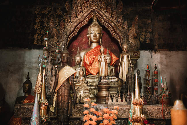 Статуя Будди з традиційними прикрасами, поміщені в азіатських храм. — стокове фото