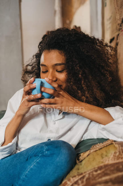 Весела жінка п'є чашку кави — стокове фото