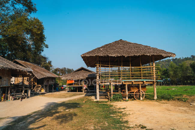 Casas asiáticas tradicionales en pueblo en día soleado
. — Stock Photo