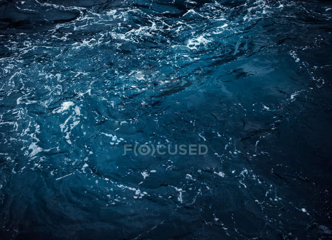 Tiro de quadro completo de água azul-turquesa ondulada — Fotografia de Stock