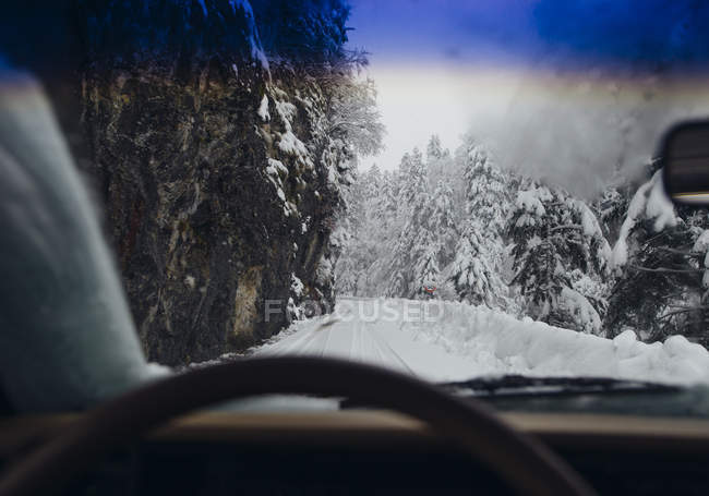 Blick vom Auto auf verschneite Landstraße — Stockfoto