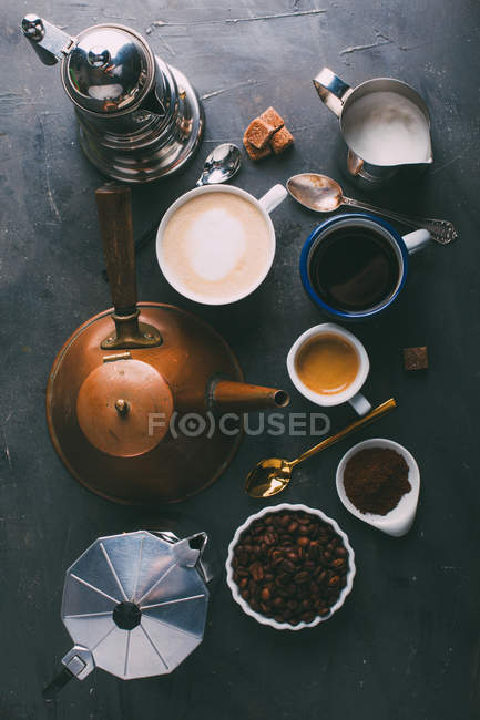 Diretamente acima vista de várias máquinas de café e café na mesa — Fotografia de Stock
