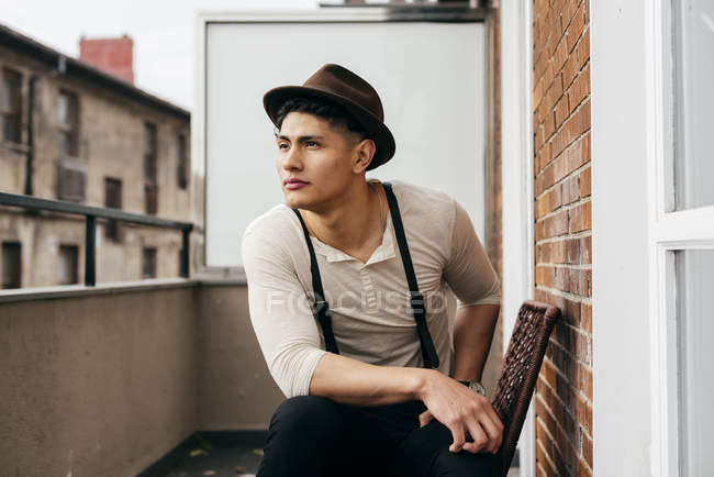 Uomo da sogno in abiti vintage seduto sul balcone — Foto stock