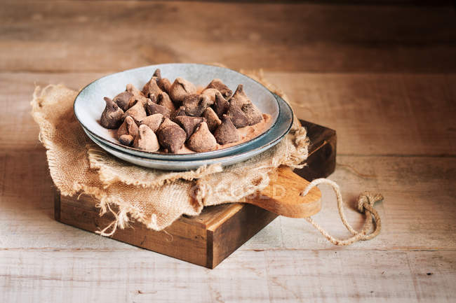 Ainda vida de trufas de chocolate em chapa rústica na mesa — Fotografia de Stock