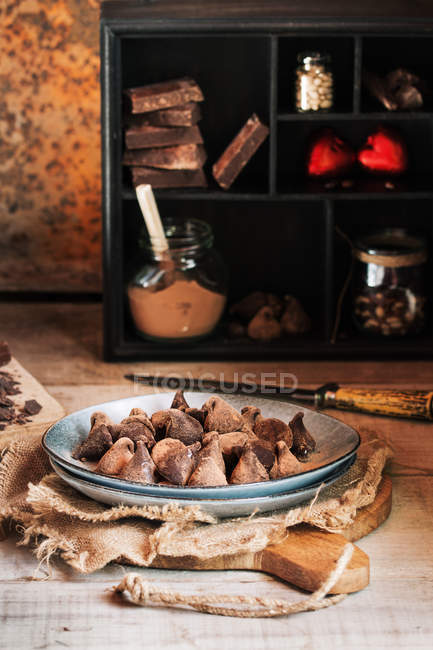 Natureza morta de vários chocolates e chapa com trufas — Fotografia de Stock