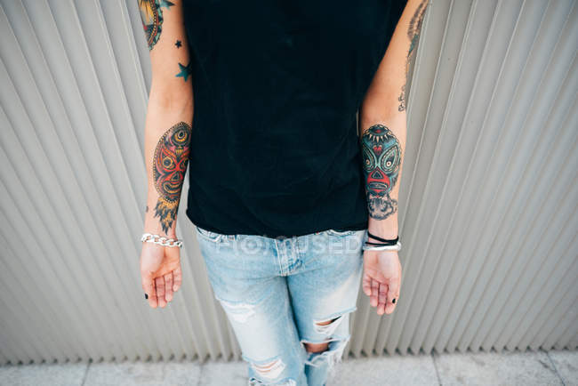 Recorte mujer tatuada en la pared de metal - foto de stock