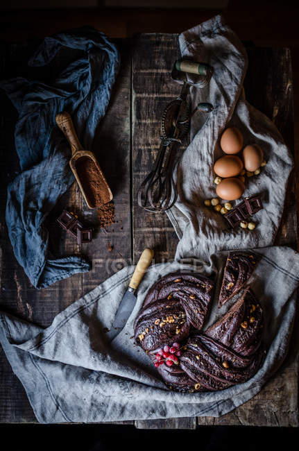 Directamente encima de la vista de pastel de chocolate en la mesa - foto de stock