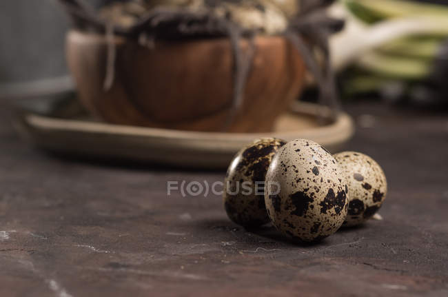 Vista del livello superficiale delle uova di quaglia sul tavolo di legno — Foto stock