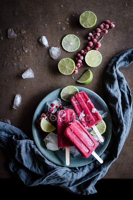 From above view of popsicle on plate — Stock Photo