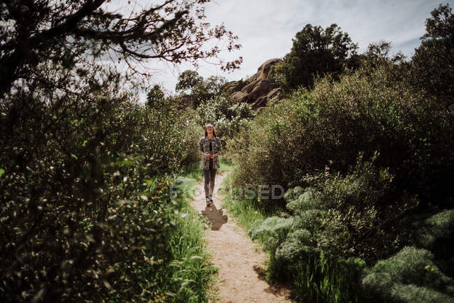 Jovem mulher caminhando no caminho na natureza — Fotografia de Stock