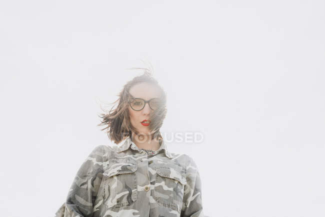 Nachdenkliche Frau mit Brille blickt in die Kamera — Stockfoto