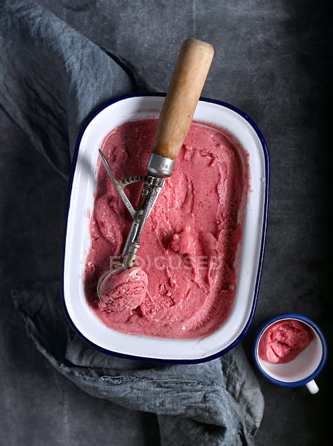 Direttamente sopra la vista del gelato biologico alla fragola in ciotola — Foto stock