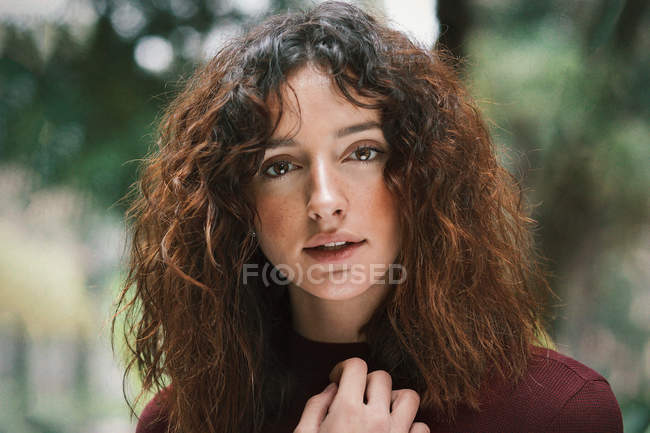 Portrait pf pensive woman looking at camera — Stock Photo