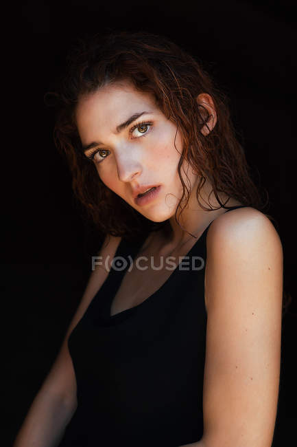 Alluring curly girl looking at camera — Stock Photo