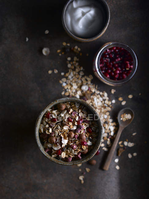 Natureza morta de boliches rústicos de granola de café da manhã — Fotografia de Stock