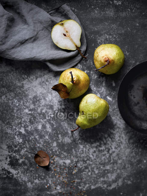 Bodegón de peras frescas y dulces sobre la mesa - foto de stock