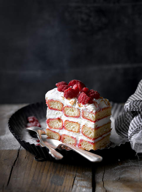 Nature morte de gâteau à la crème sur l'assiette à la table rustique — Photo de stock