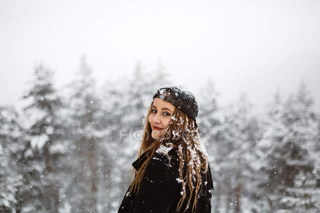 Mujer de pie en el camino nevado - foto de stock