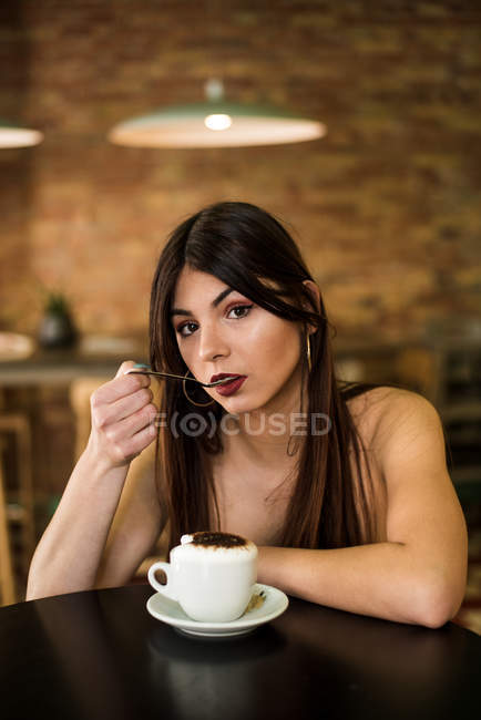 Mulher sentada no café com café — Fotografia de Stock