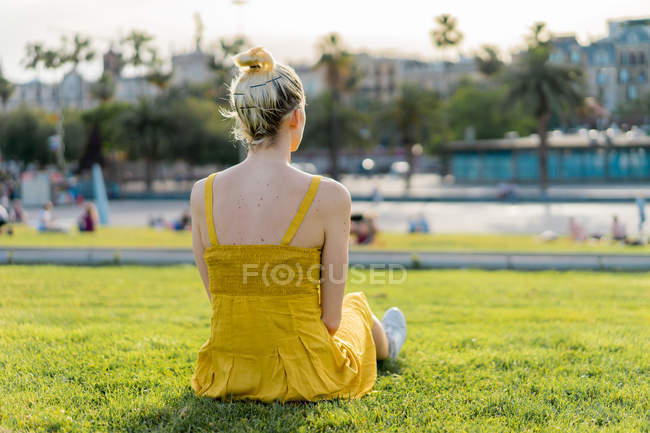 Donna seduta sull'erba — Foto stock