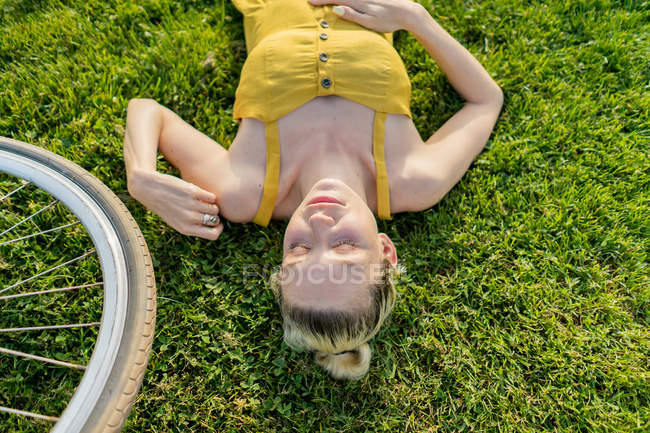 Femme couchée sur l'herbe — Photo de stock