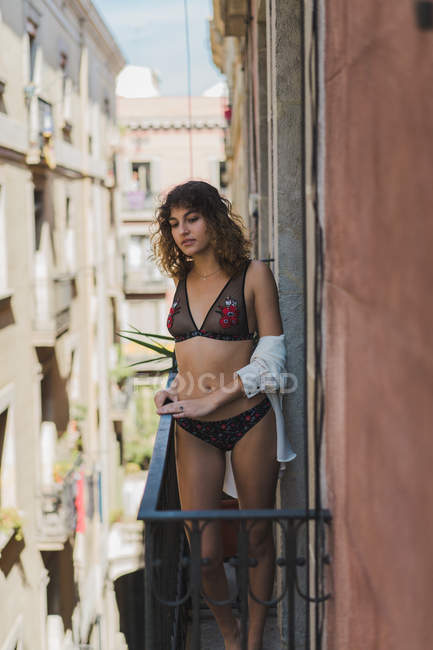 Mujer en ropa interior con estilo en el balcón - foto de stock