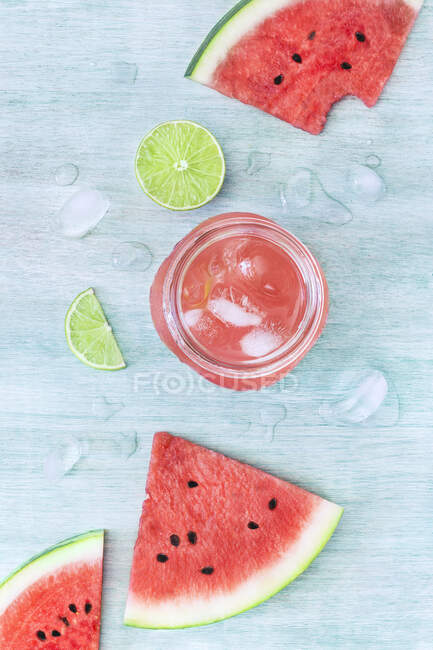 Von oben Glasgefäß mit leckerem Wassermelonengetränk auf dem Tisch. — Stockfoto
