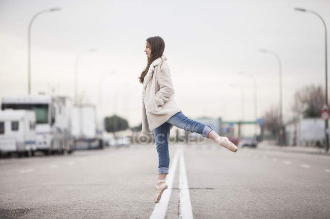 Bailarina de pie sobre una pierna - foto de stock