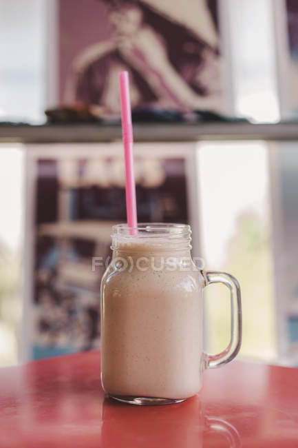 Milkshake em jarra de bebida — Fotografia de Stock