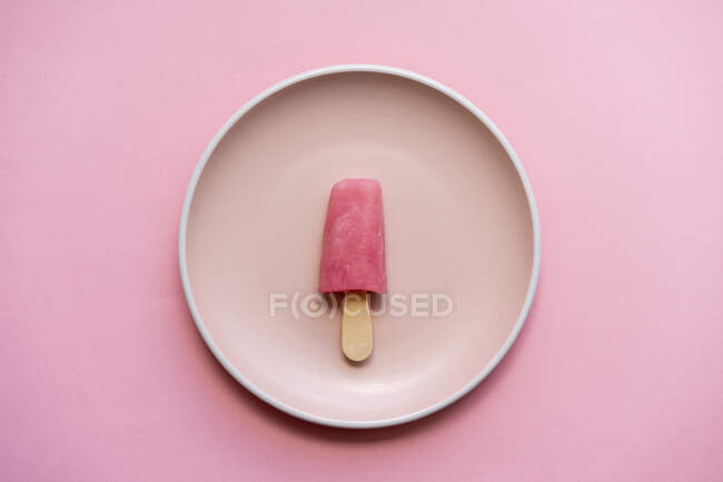 Bright popsicle placed on plate — Stock Photo
