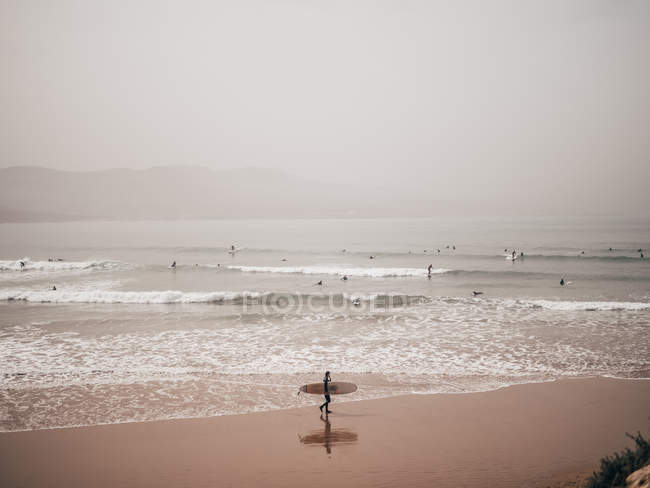 Gente Surfeando en el océano - foto de stock