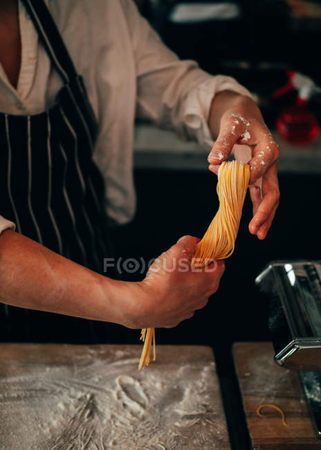 Cook making spaghetti — Stock Photo
