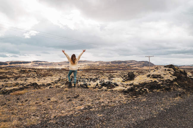 Donna in piedi nella natura rocciosa — Foto stock