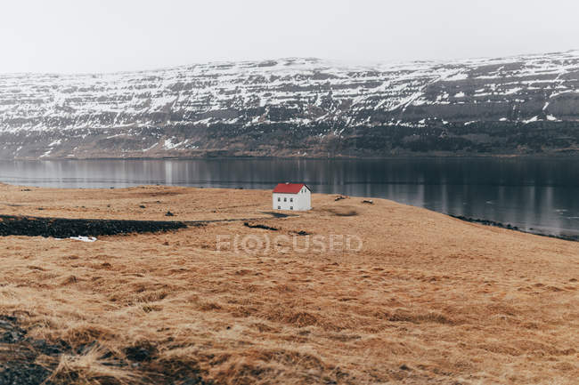 Casa remota no terreno da costa do lago — Fotografia de Stock