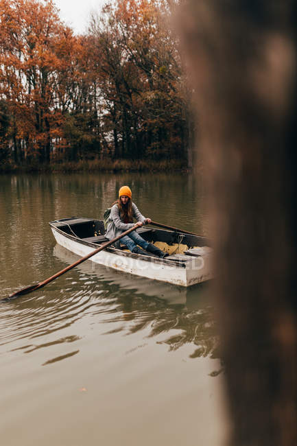 Mujer navegando en barco en el lago - foto de stock