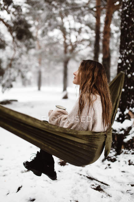 Mulher em rede no inverno — Fotografia de Stock