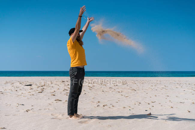 Чоловік наливає пісок на пляж — стокове фото