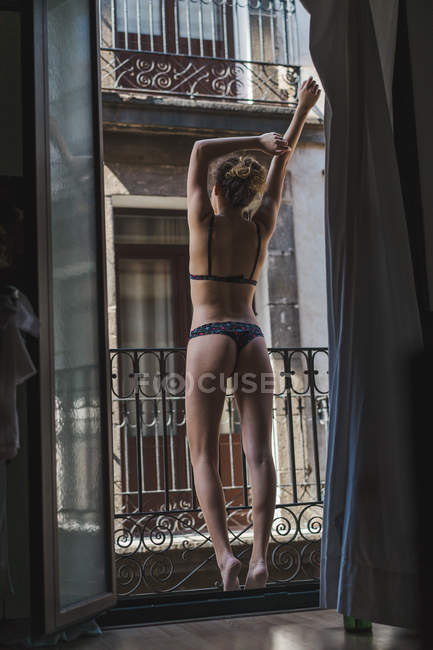 Mujer en lencería de en el balcón — sensualidad, manos arriba Stock Photo | #203366484