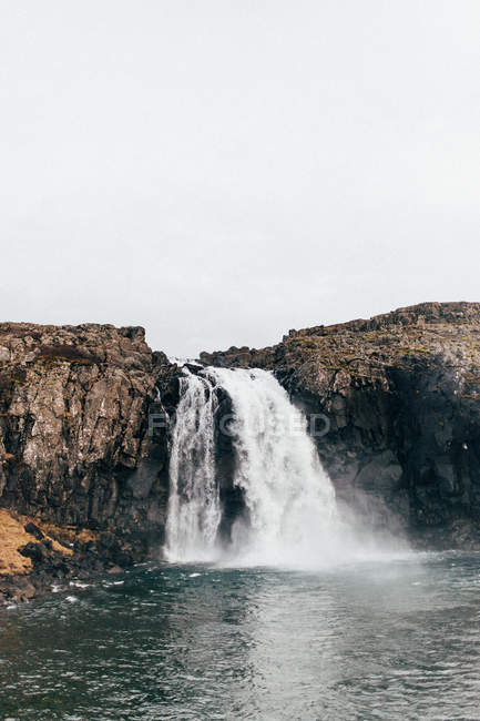 Cachoeira correndo de penhasco rochoso — Fotografia de Stock