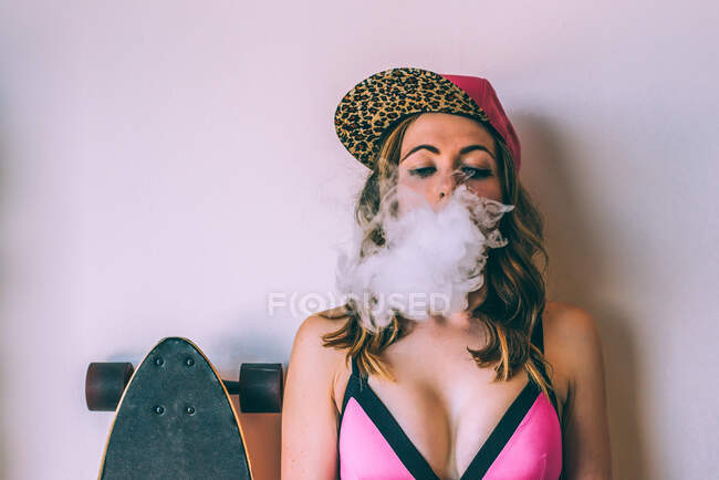 Skaterin raucht einen Cannabis-Joint — Stockfoto