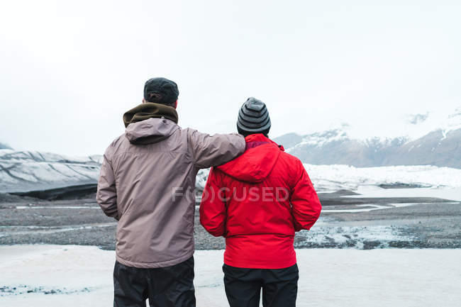 Männer stehen in bergiger Landschaft — Stockfoto