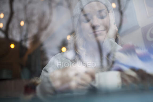 Жінка з кавою в кафе — стокове фото