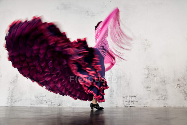 Танцовщица фламенко в действии в типичном испанском танцевальном костюме. Высокая скорость и движение. — стоковое фото