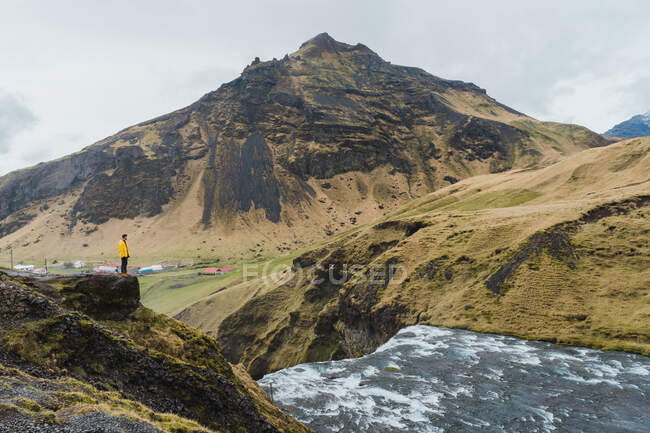 Vista de la enorme cascada en Islandia - foto de stock