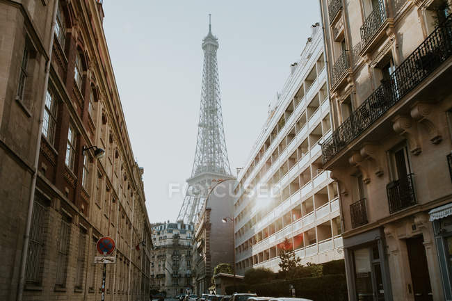 Rua com edifícios tradicionais e Torre Eiffel, Paris, França — Fotografia de Stock