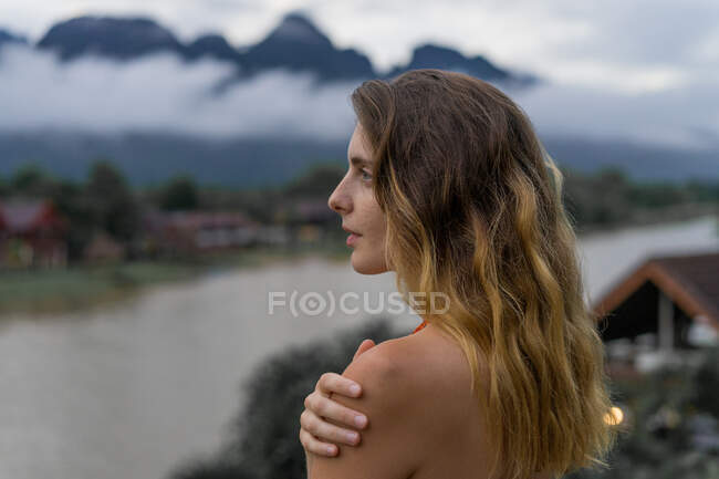 Mulher olhando para as montanhas — Fotografia de Stock