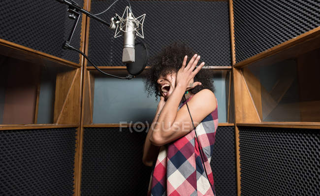 Frau singt im Studio — Stockfoto