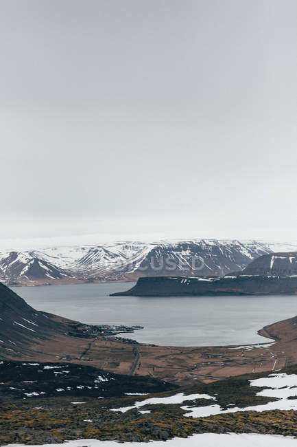 Vallée avec lac en montagne — Photo de stock
