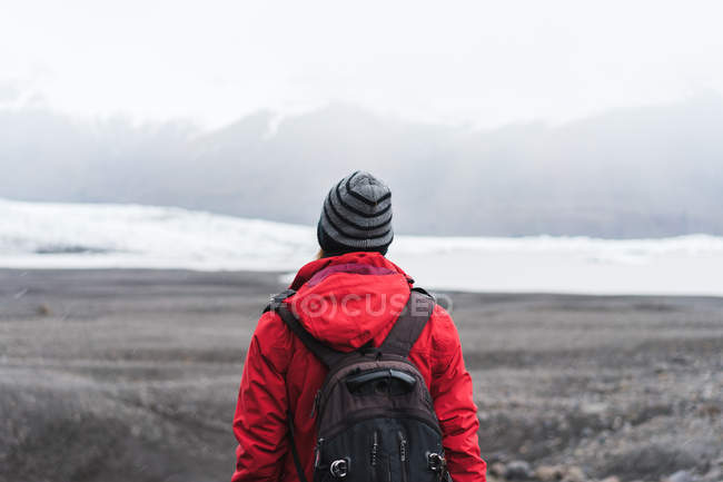 Hombre con ropa de abrigo en las montañas - foto de stock
