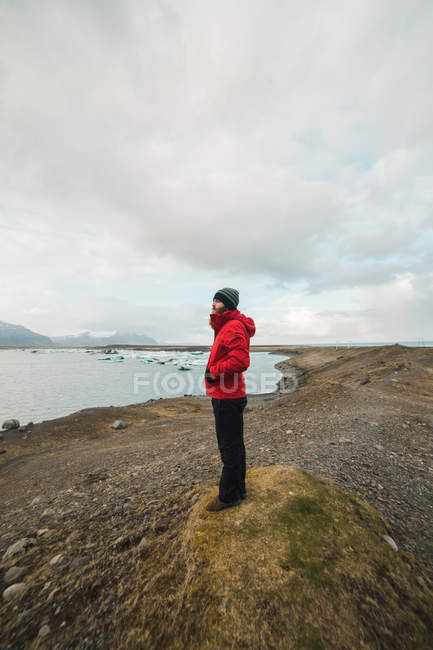 Homem de pé no lago e olhando para longe — Fotografia de Stock